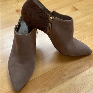 MICHAEL Michael Kors on trend ankle bootie. 9M